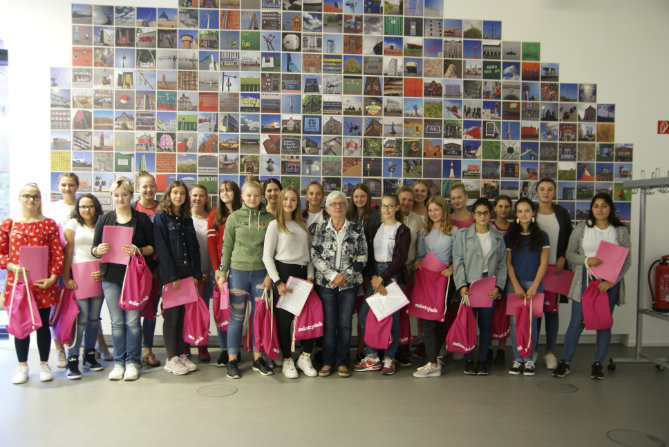 Schirmherrin Brigitte Lückert begrüßte die Schülerinnen bei der Auftaktveranstaltung zu mint:pink im Schuljahr 2018/19