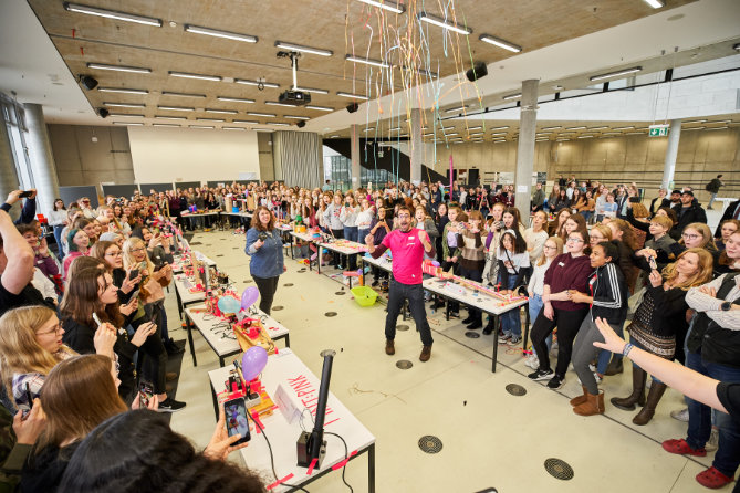 Die 270 Teilnehmerinnen des Projekts mint:pink aus Bremerhaven, Hamburg und Norderstedt haben es geschafft, den Konfettiregen der XXL-Kettenreaktion auszulösen! (Copyright: Initiative NAT, Claudia Höhne)
