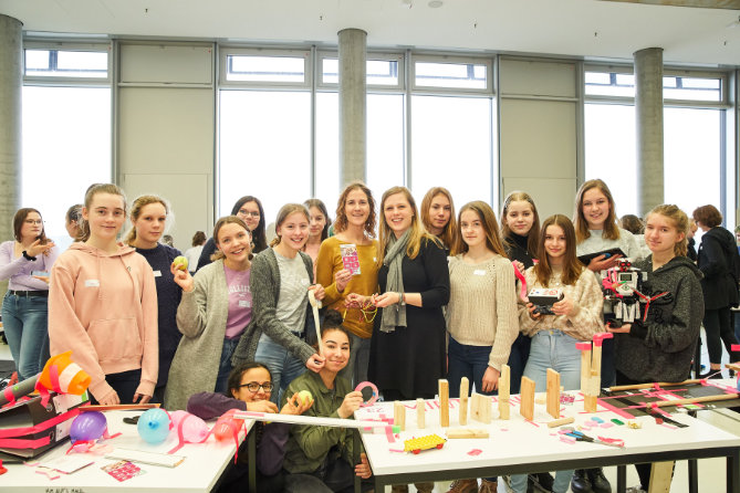 Cordula Keim und Antje Siemer (Mitte) begleiteten die MINT-Mädchen nach Hamburg. (Copyright: Initiative NAT, Claudia Höhne)