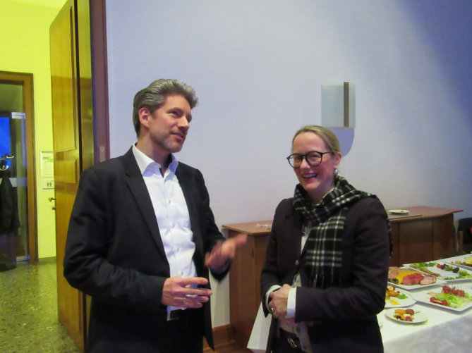Lars Müller (Deutsche Bank) und Anne-Kathrin Heuberger (Ausbildungsbüro) tauschen sich aus.