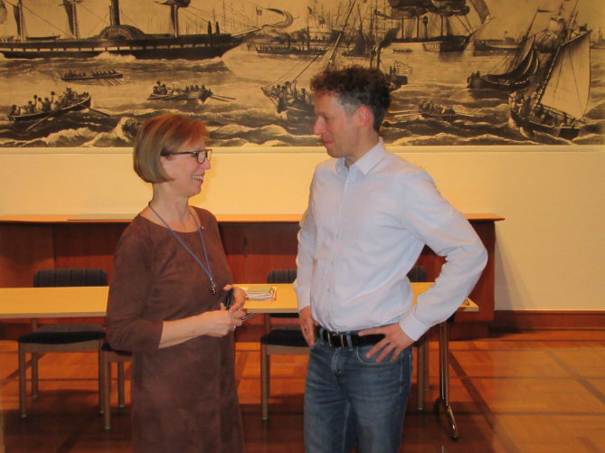 Marion Oehmsen (Projektbegleiterin des Netzwerks) und Martin Eisele (Firmengruppe F. Tiemann, neues Mitglied) im Gespräch.