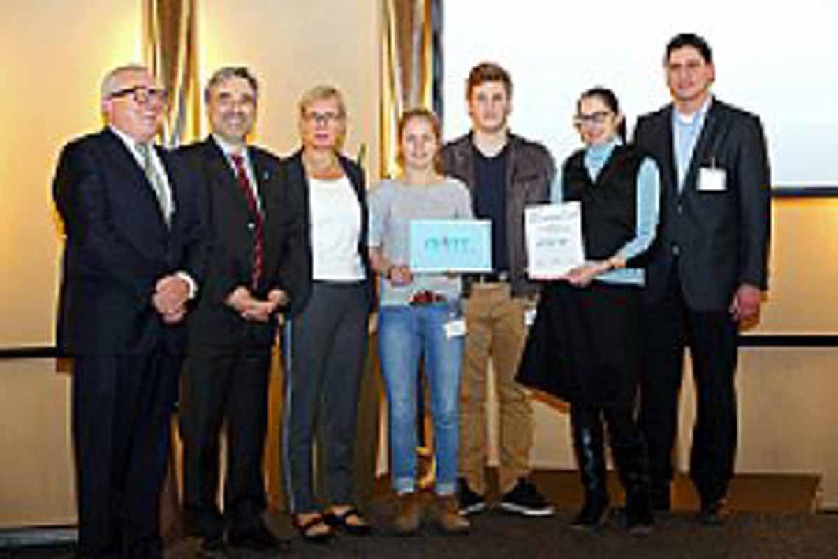 Übergabe der Auszeichnung "MINT-freundliche Schule" an die Oberschule an der Ronzelenstraße. Links im Bild: Thomas Sattelberger (Vorstandsvorsitzender "MINT Zukunft schaffen"), Peter Golinski (Abteilungsleiter Bildung und Arbeitsmarkt des Arbeitgeberverbandes Nordmetall) und Senatorin Prof. Dr. Eva Quante-Brandt, Foto: Pressestelle der Senatorin für Bildung und Wissenschaft