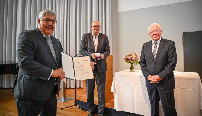 Die Bürgermeister Melf Grantz und Andreas Bovenschulte überreichten Claus Brüggemann das Bundesverdienstkreuz am Bande