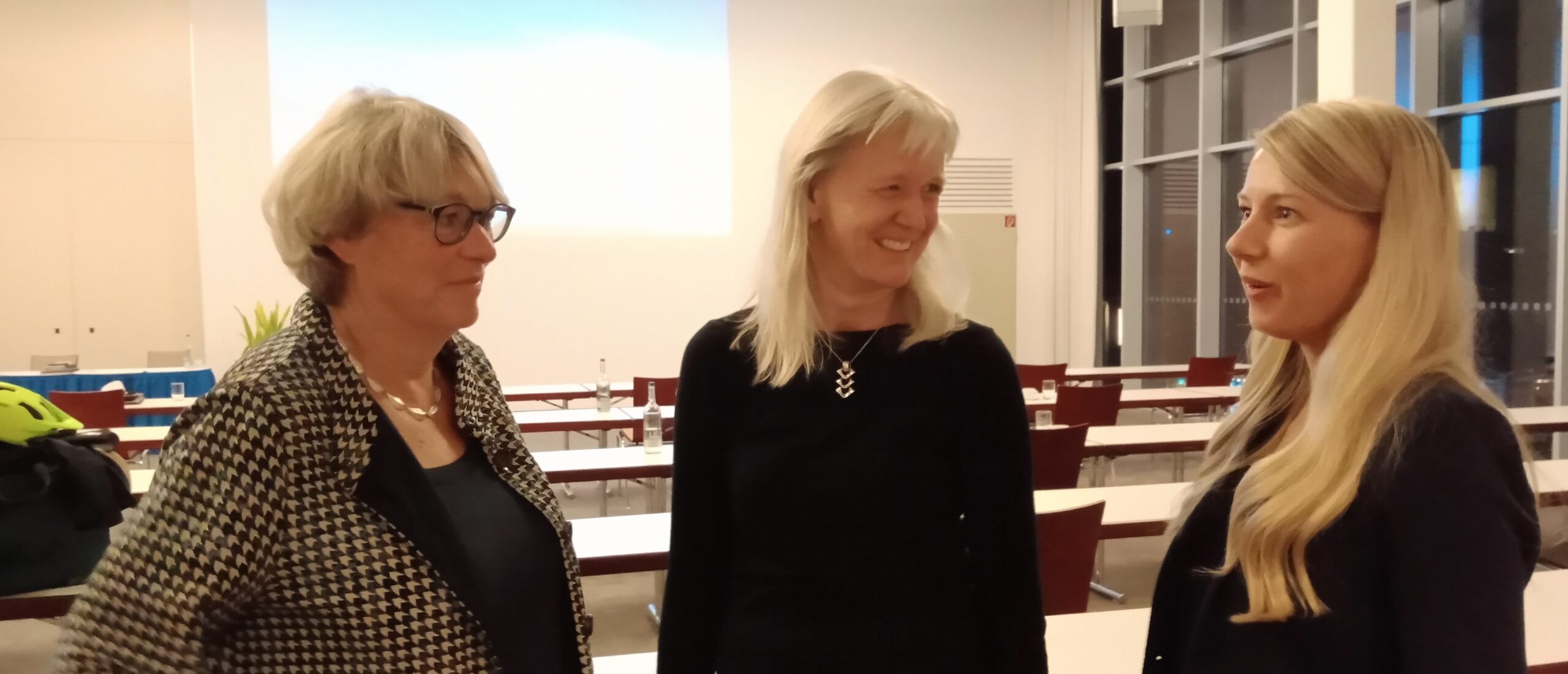 Gisela Tjarks im Gespräch mit den neuen Mitgliedern Ilka Seebeck (Barmer) und Cassandra Fee Berndt (mitKids).