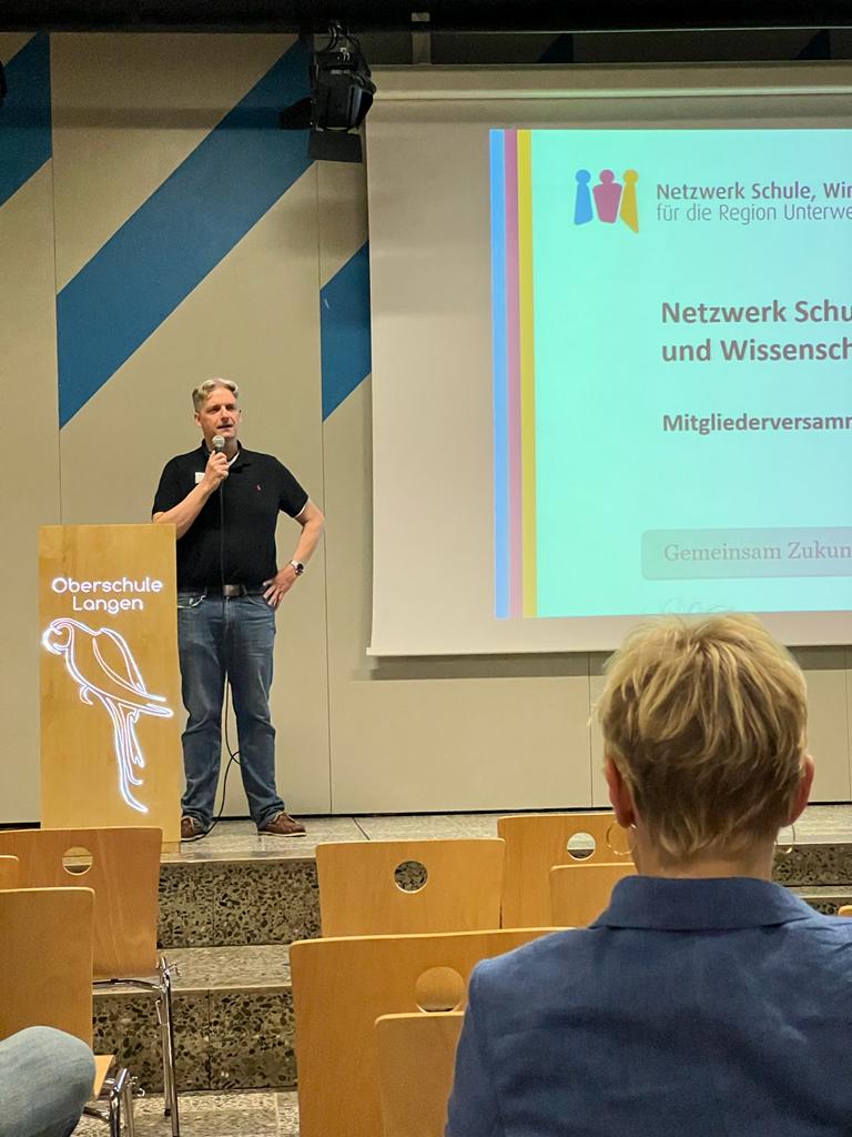 Schulleiter Jan Lückert begrüßte unser Netzwerk in der Oberschule Langen. (Foto: Oliver Lottke)