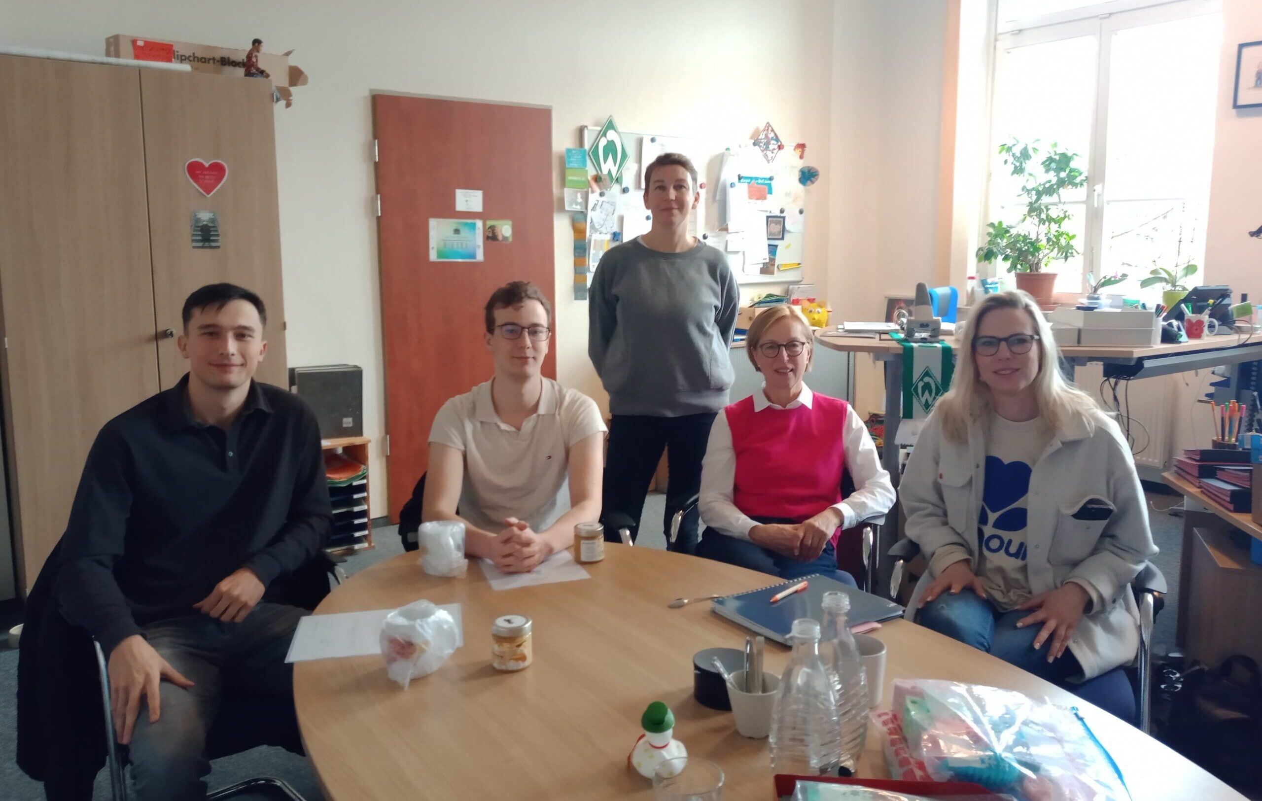 Die Bildungsbuddies Christian Eva und Bastian von Brechan bei der Abschlussbesprechung mit Nicole Wind, Marion Oehmsen und Annika Jacobsen.