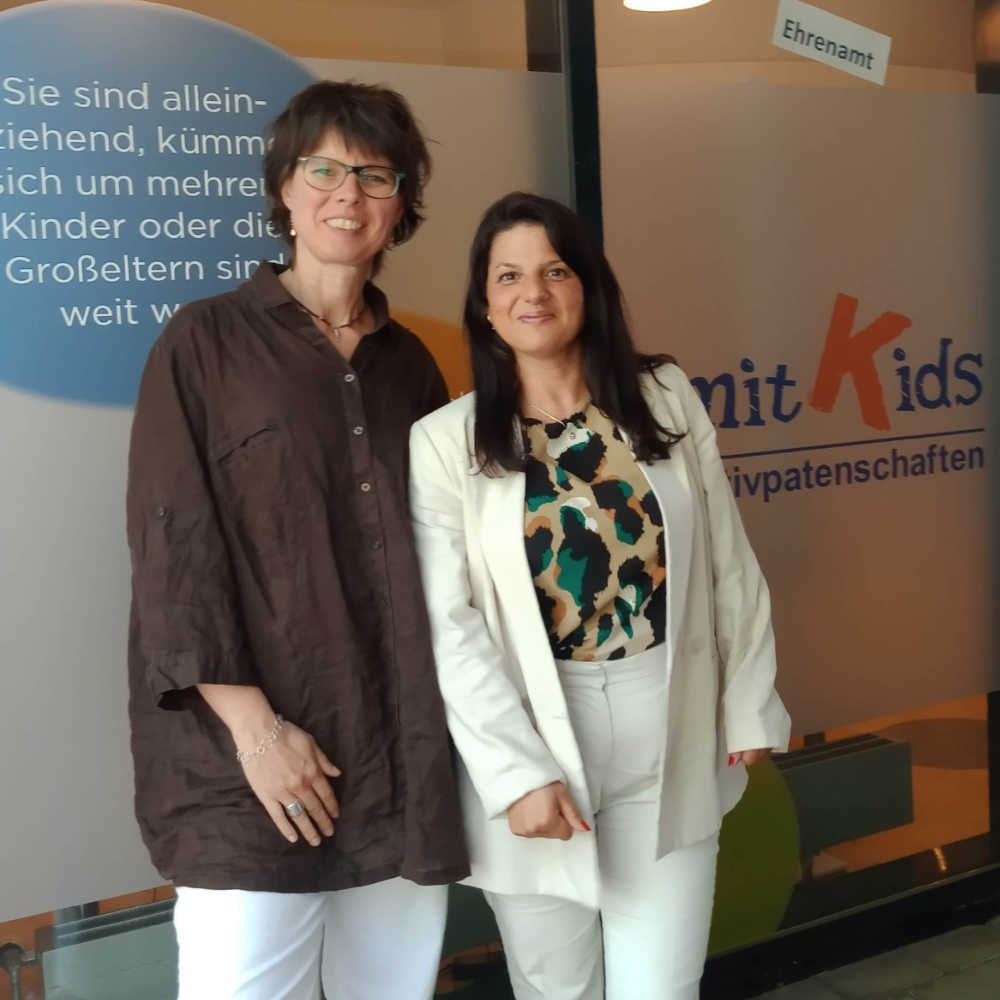 Sandra Ulrich-Rahner und Sinem Öksüzoğulları vor dem neuen Büro von mitKids Bremerhaven Sandra Ulrich-Rahner und Sinem Öksüzoğulları vor dem neuen Büro von mitKids Bremerhaven