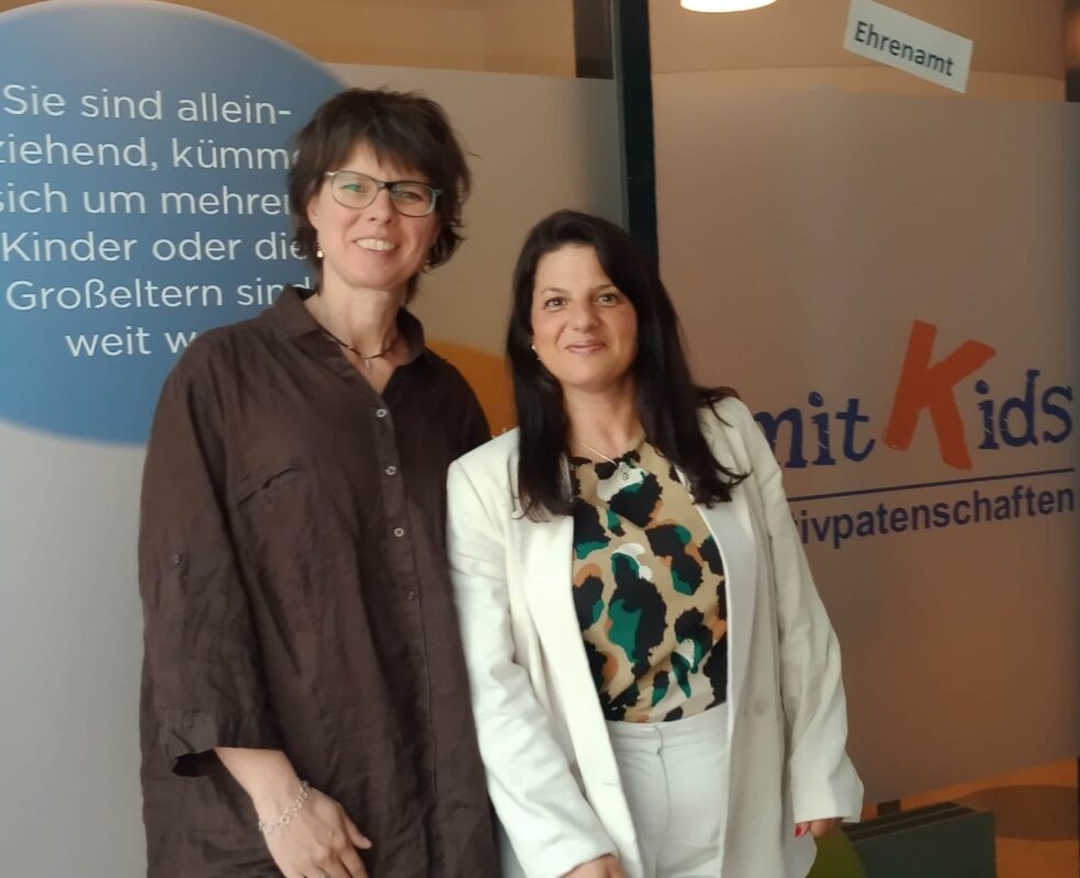 Sandra Ulrich-Rahner und Sinem Öksüzoğulları vor dem neuen Büro von mitKids Bremerhaven