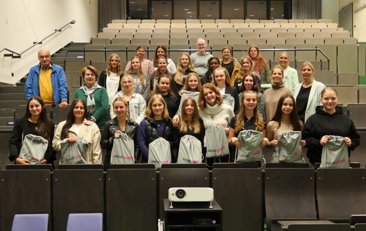 Ein neues mint:pink-Jahr hat begonnen: Schülerinnen auf dem Weg in naturwissenschaftliche Berufe.