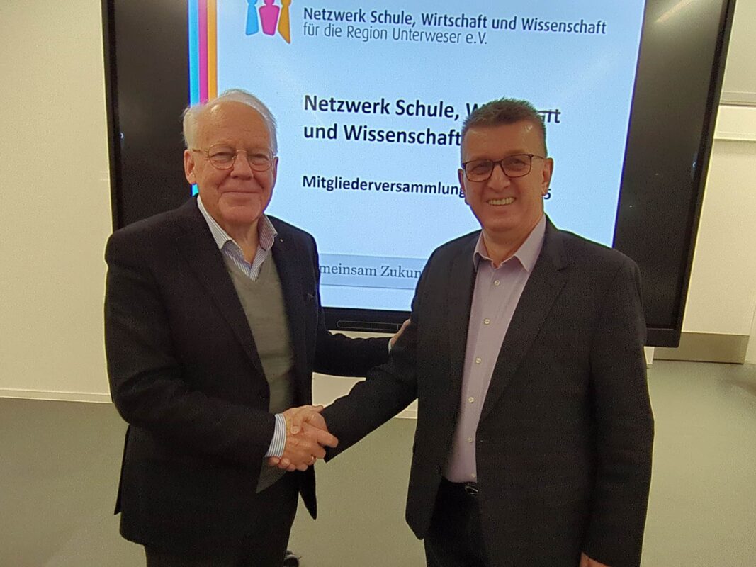 Ende einer Ära: Claus Brüggemann gratuliert seinem Nachfolger Ralf Biallas.