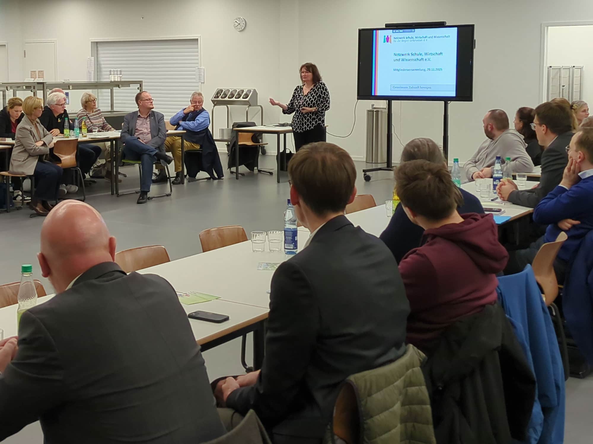 Interessante Ausführungen: Schulleiterin Christine Fiebig stellte die Neue Oberschule Lehe vor und führte später durch die Räumlichkeiten.