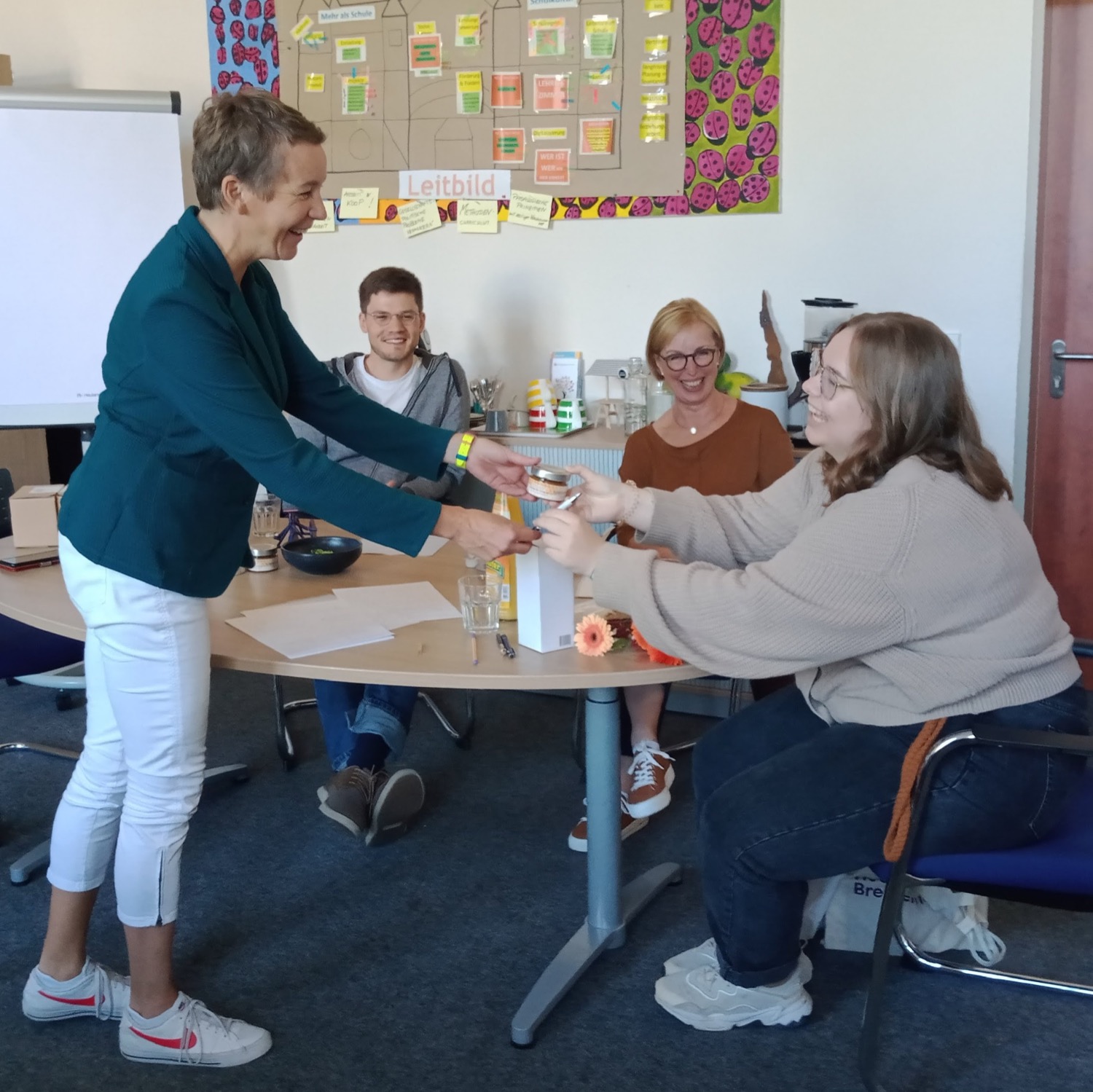 Nicole Wind, Lars Sychla, Marion Oehmsen und Elisa Kriege beim Abschlussgespräch nach zweieinhalb Jahren gemeinsamer Arbeit im Projekt Bildungsbuddies.