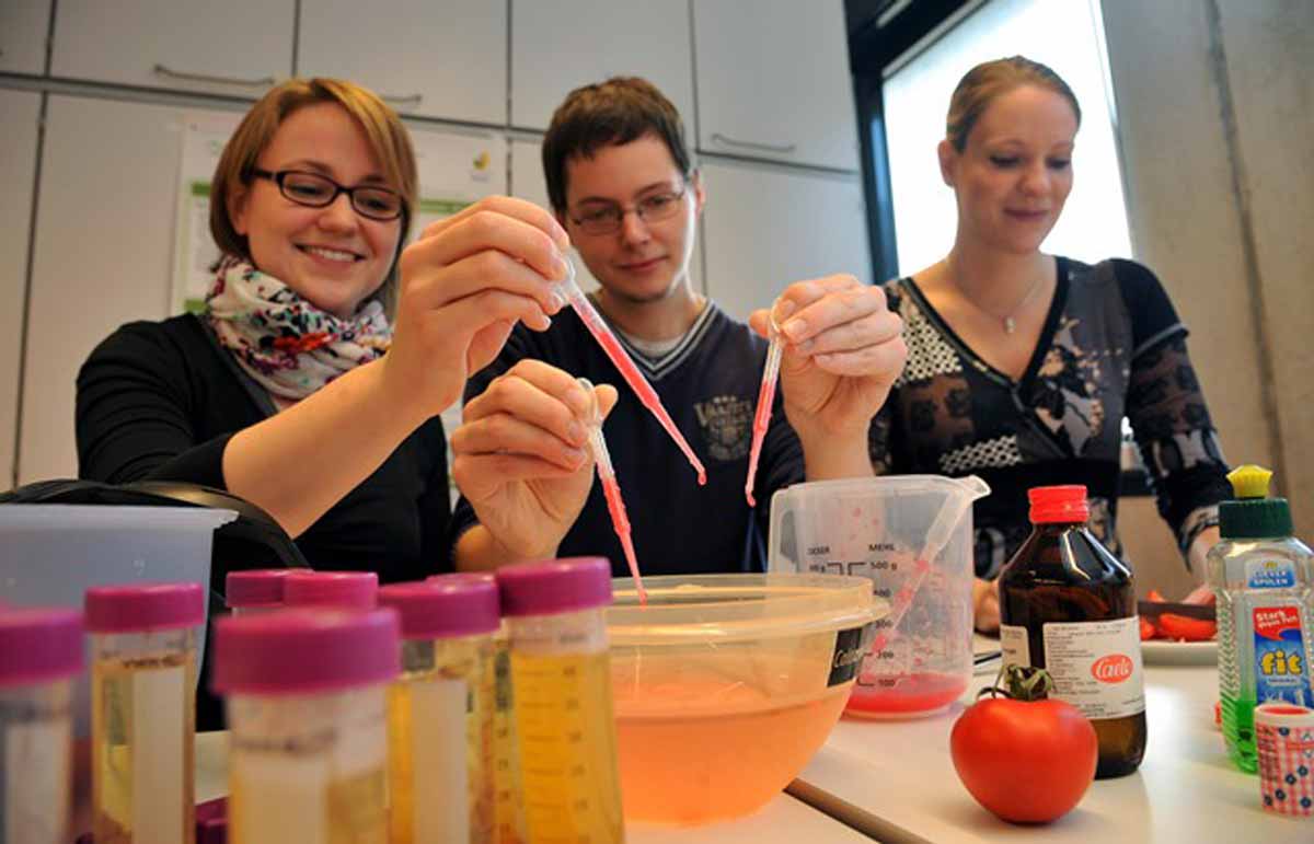 Biotechnologen-Theresa-Sigges,-Ken-Homann,-Christina-Cordes-web-gross