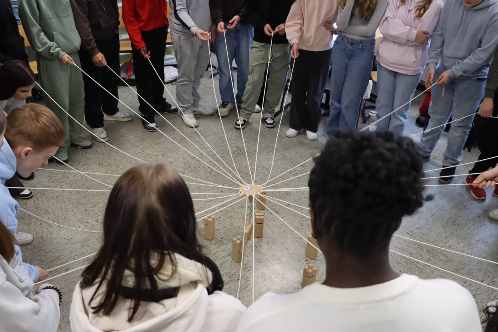 Im Workshop "Green Skills" starten die Schülerinnen und Schüler mit dem Fröbelturm. Anschließend analysieren und reflektieren sie ihre Kompetenzen und Fähigkeiten.