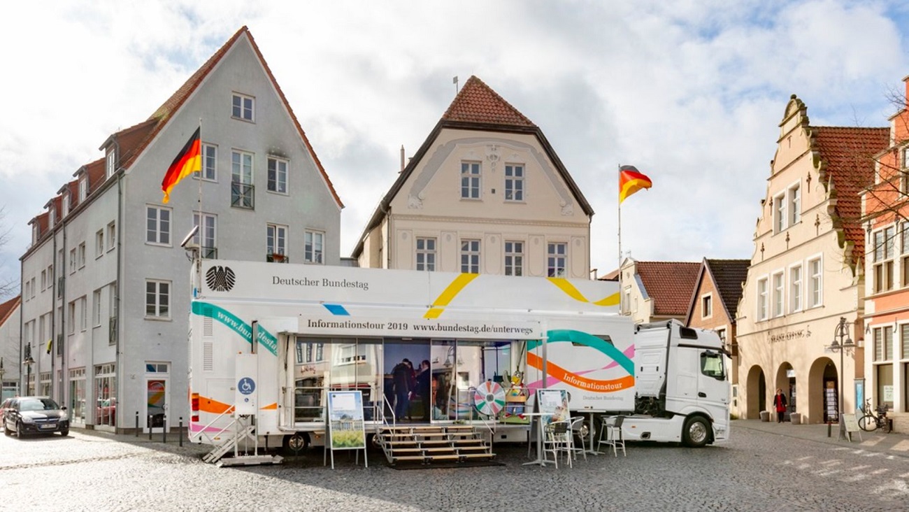 Zum Tag der Deutschen Einheit ist das Infomobil des Deutschen Bundestages in Bad Bederkesa zu Gast. Foto: Jörg F. Müller/DBT