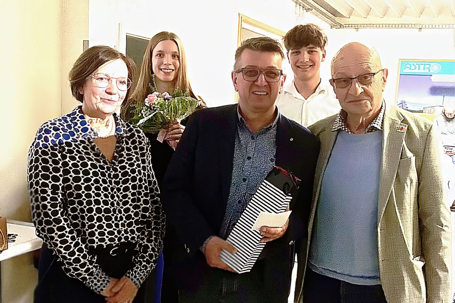 Isabella Grüninger, Leiterin des Gymnasiums Langen, überreicht dem NSWW-Vorsitzenden Ralf Biallas und Geschäftsführer Horst Lüdtke Präsente.