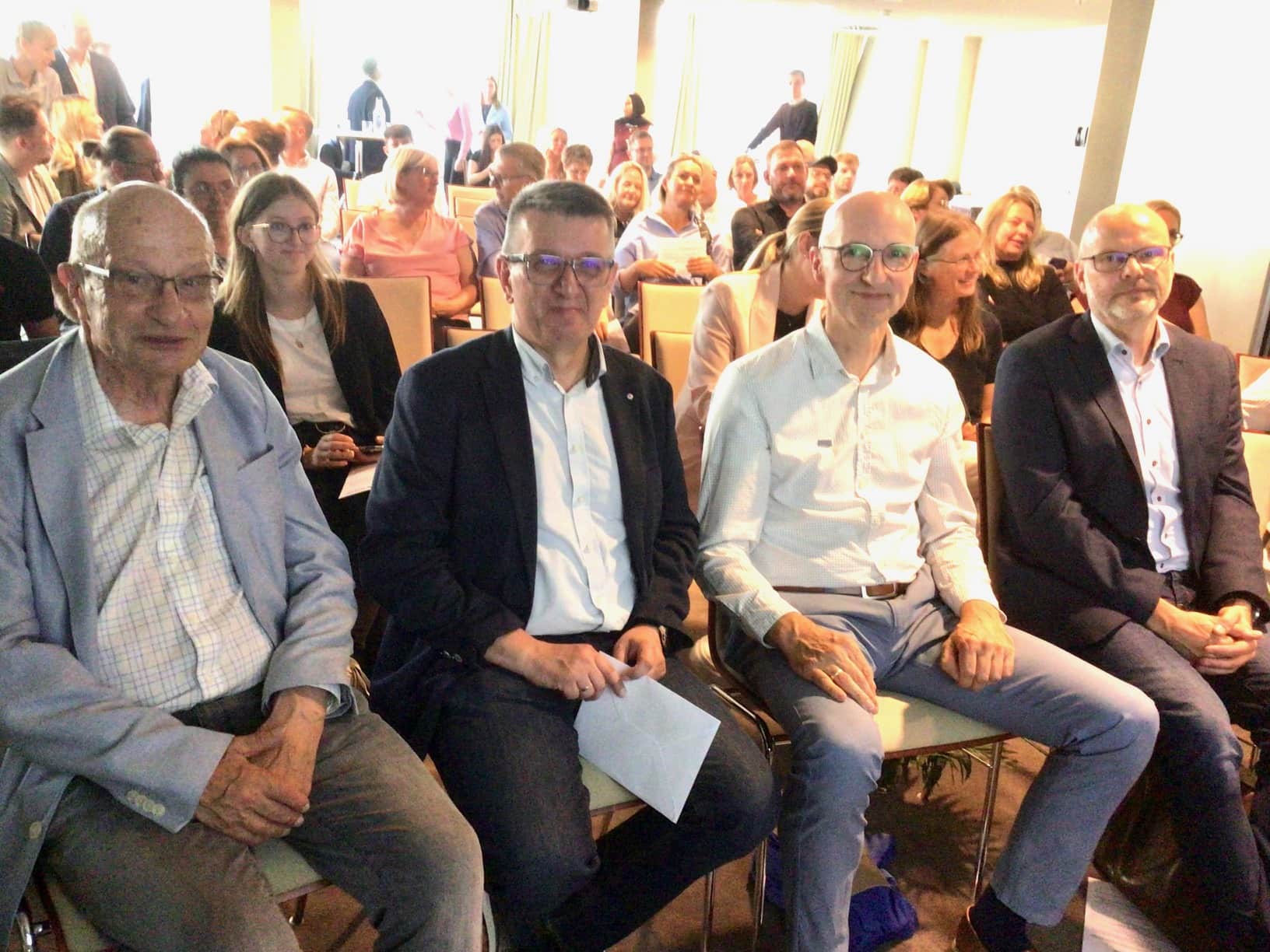 Horst Lüdtke, NSWW-Geschäftsführer, Ralf Biallas, NSWW-Vorsitzender, Schulleiter Arnd Höljes und Oberschulrat Thorsten Froebe als Vertreter der Schulbehörde verfolgten die Veranstaltung gespannt (v.l.n.r.). Horst Lüdtke, NSWW-Geschäftsführer, Ralf Biallas, NSWW-Vorsitzender, Schulleiter Arnd Höljes und Oberschulrat Thorsten Froebe als Vertreter der Schulbehörde verfolgten die Veranstaltung gespannt (v.l.n.r.).
