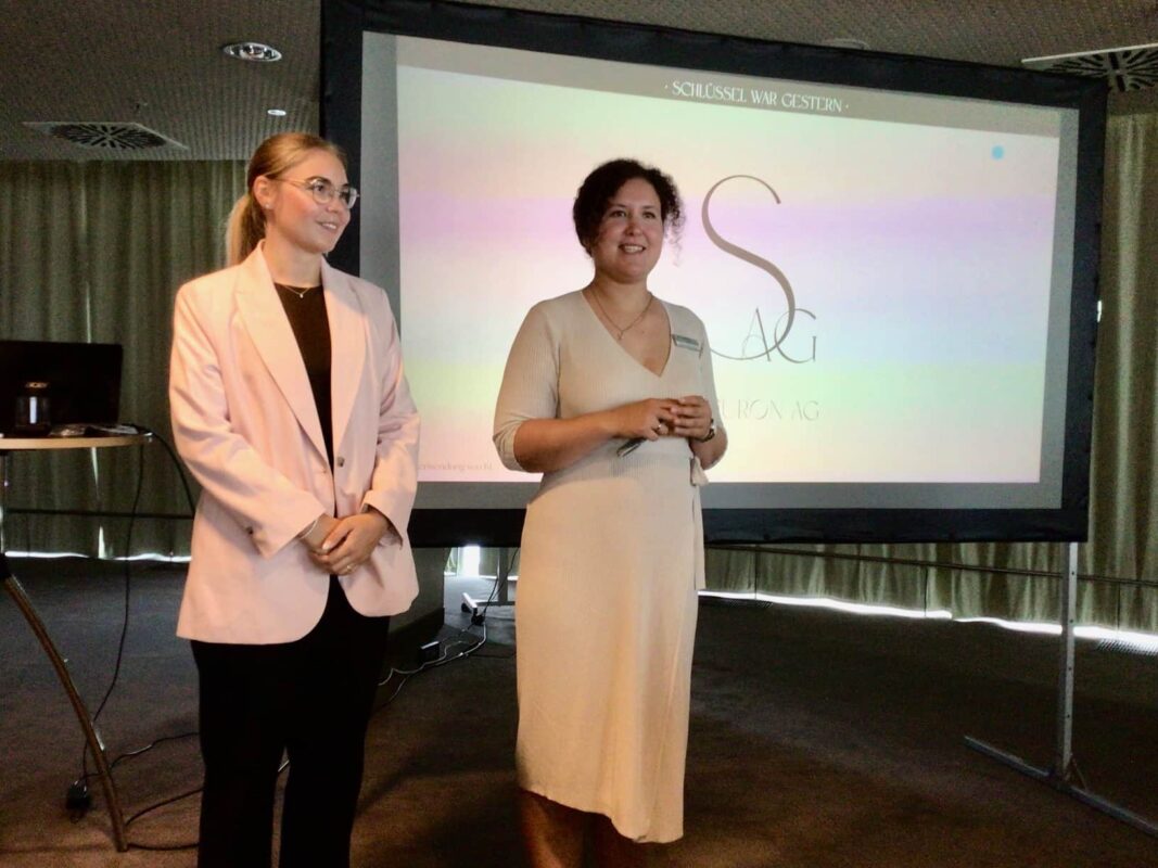 Annalena Welk vom Bremenports-Personalmarketing (links) und Daria Mehrkens aus der Personalabteilung des Atlantic Hotels Sail City begrüßten die Teilnehmerinnen und Teilnehmer. Ihre beiden Unternehmen waren Gastgeber des MIG-Präsentationsabends.