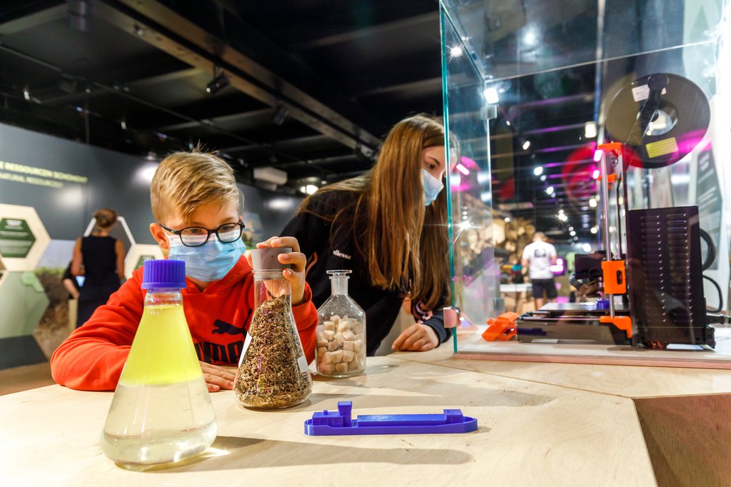 Kinder drucken blaue Schiffe aus Zuckerrüben im 3D Drucker
