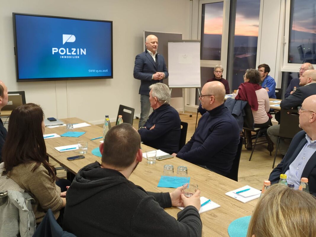 Stefan Polzin begrüßte die Stammtisch-Teilnehmer in seinen schönen Räumlichkeiten am Kohlenhafen.