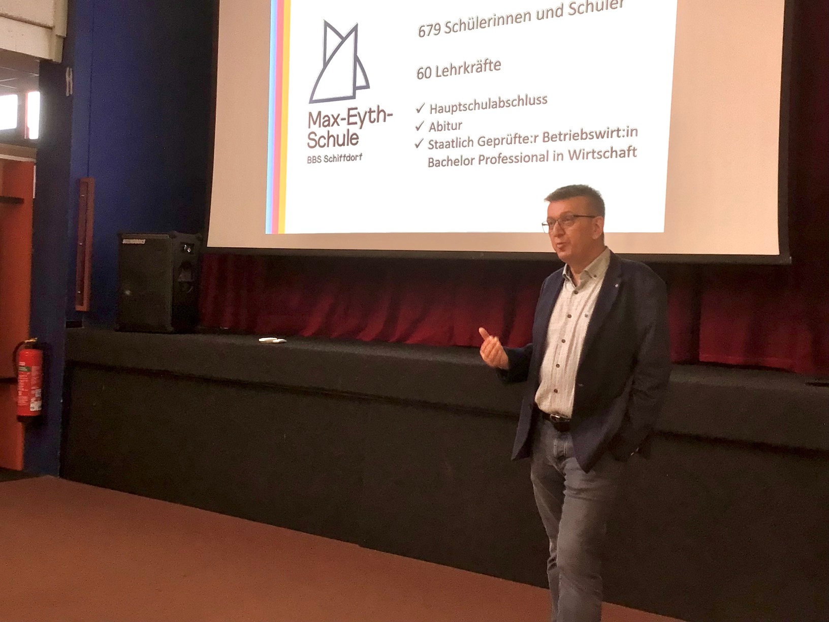 Der NSWW-Vorsitzende Ralf Biallas stellte die von ihm geleitete Max-Eyth-Schule/Berufsbildende Schulen Schiffdorf vor. Der NSWW-Vorsitzende Ralf Biallas stellte die von ihm geleitete Max-Eyth-Schule/Berufsbildende Schulen Schiffdorf vor.