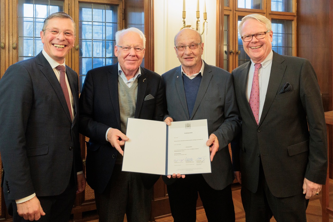 Bürgerschaftspräsident Frank Imhoff, Claus Brüggemann, Horst Lüdtke und IHK-Präses Eduard Dubbers-Albrecht mit dem Förderbescheid für den Talentpool unseres Netzwerks