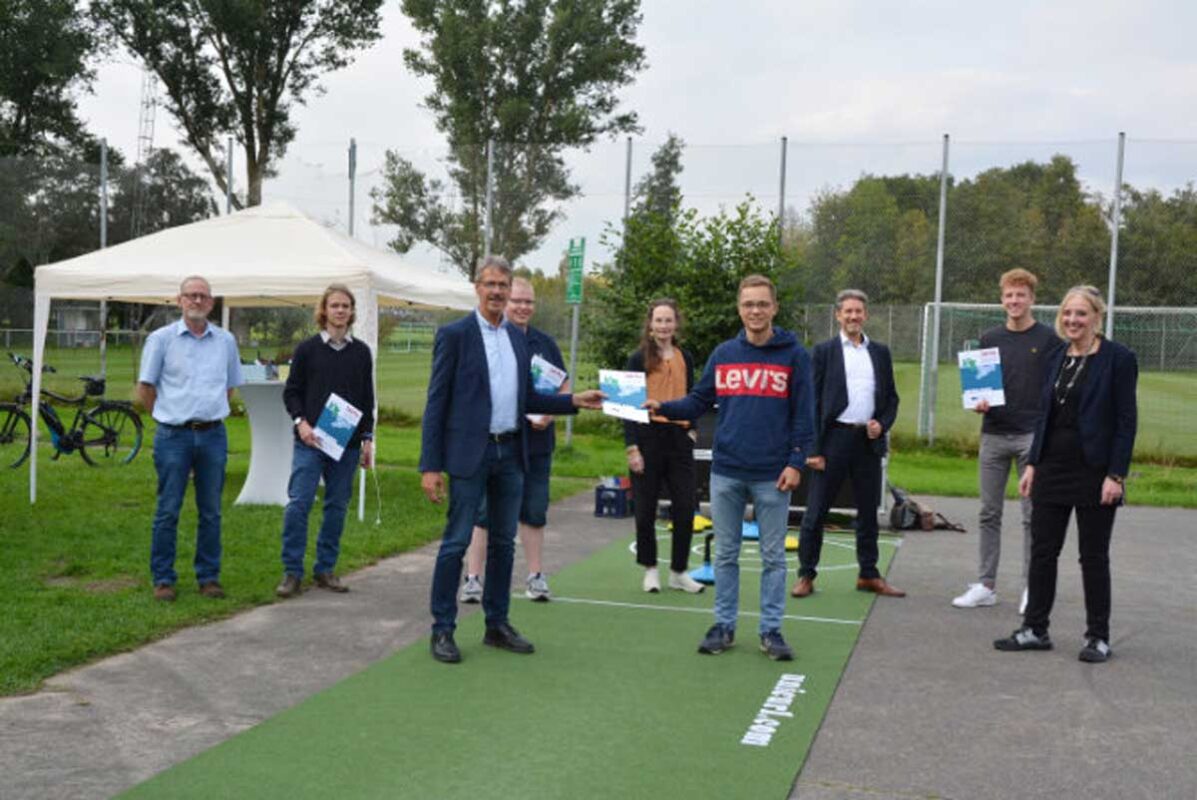 Bürgermeister Klaus Wirth übergibt des Teilnehmern des erfolgreichen Projekts Ju&Me ein Zertifikat.