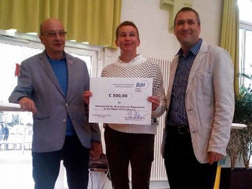 Heinz Weber überreicht Nicole Wind und Horst Lüdtke einen Scheck über 500 Euro für das Projekt Ausbildungspaten.