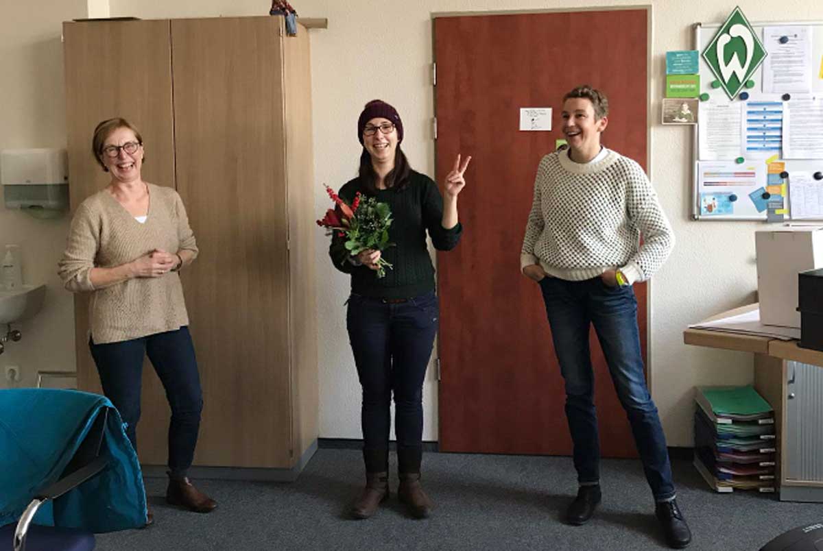 Projektkoordinatorin Marion Oehmsen (links) und Schulleiterin Nicole Wind (rechts) danken Ausbildungspatin Sandra Rybicki für ihre erfolgreiche Arbeit.