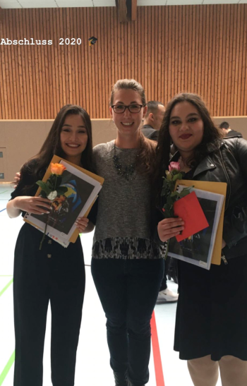 Ausbildungspatin Sandra Rybicki (mitte) feiert mit ihrer Patin Fatemeh Soltani (links) und Klassenkameradin Shngyül Lyubomirova (rechts) den erreichten Schulabschluss im Juli 2020.