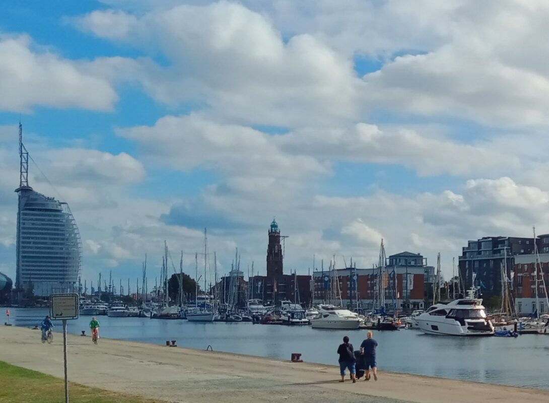 Blick auf den Neuen Hafen in Bremerhaven und das Sail City Hotel.