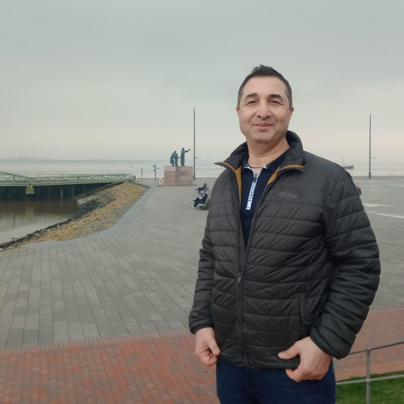 Einwanderer Mehmet Özkisi vor dem Auswandererdenkmal in seiner neuen Heimat Bremerhaven.