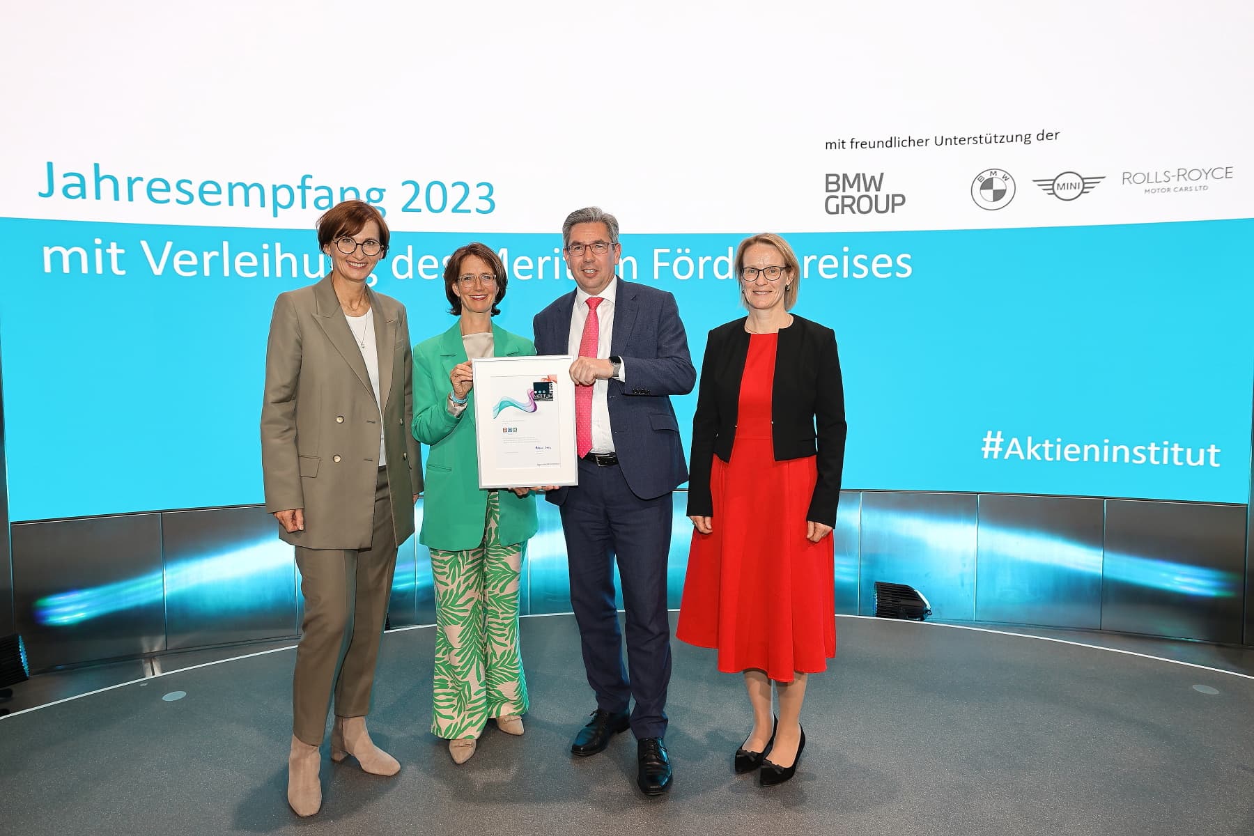 Bundesbildungsministerin Bettina Stark-Watzinger, Verena von Hugo, Sven Schumann und Melanie Kreis, Präsidentin des Deutschen Aktieninstituts