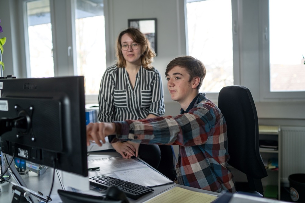 Unternehmen zeigen jungen Menschen, was zu den Berufen in ihrem Betrieb gehört. Unternehmen zeigen jungen Menschen, was zu den Berufen in ihrem Betrieb gehört.