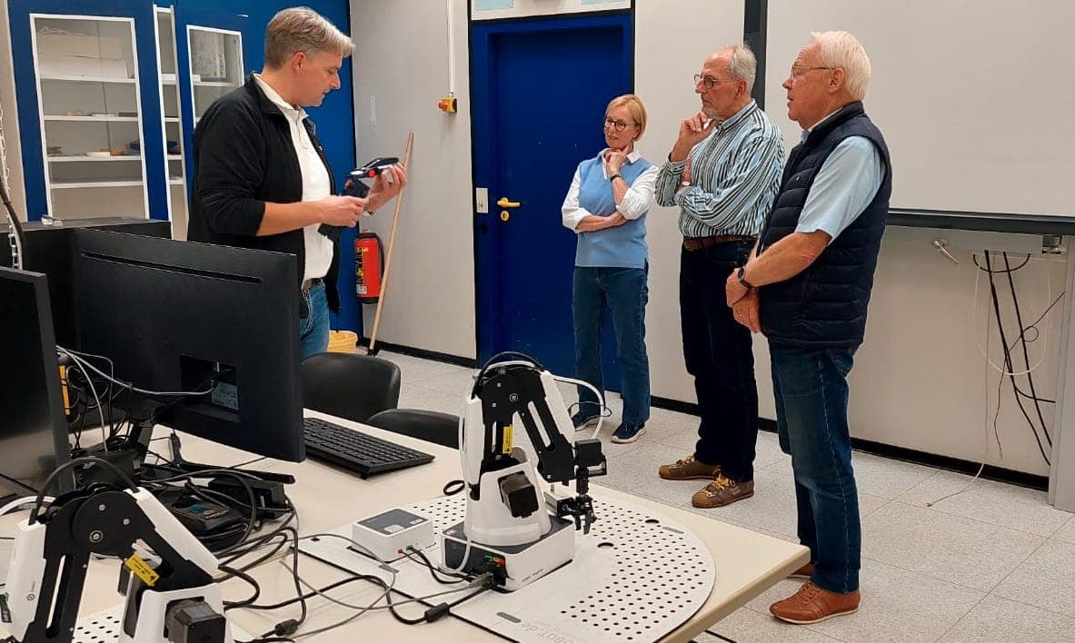 Schulleiter Jan Lückert zeigt Marion Oehmsen, Hans-Joachim Stehr und Claus Brüggemann die Möglichkeiten zur beruflichen Orientierung an der Oberschule Langen.