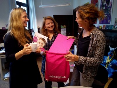 Antje Siemer, Nadine Metzler und Cordula Keim packen die Rücksäcke für die mint:pink-Teilnehmerinnen.