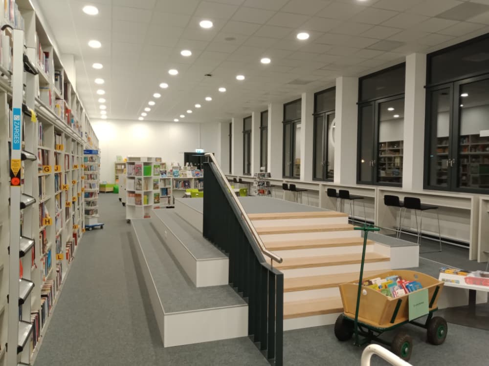 Blick in die Bibliothek der Oberschule Langen.