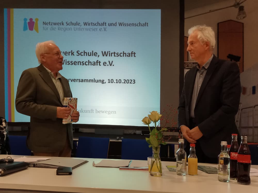 Claus Brüggemann bedankt sich bei Meinhard Buchwitz für seine Unterstützung des Netzwerks von Anfang an.