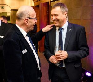 Horst Lüdtke (vorn) bedankt sich bei Heinz Weber (rechts).