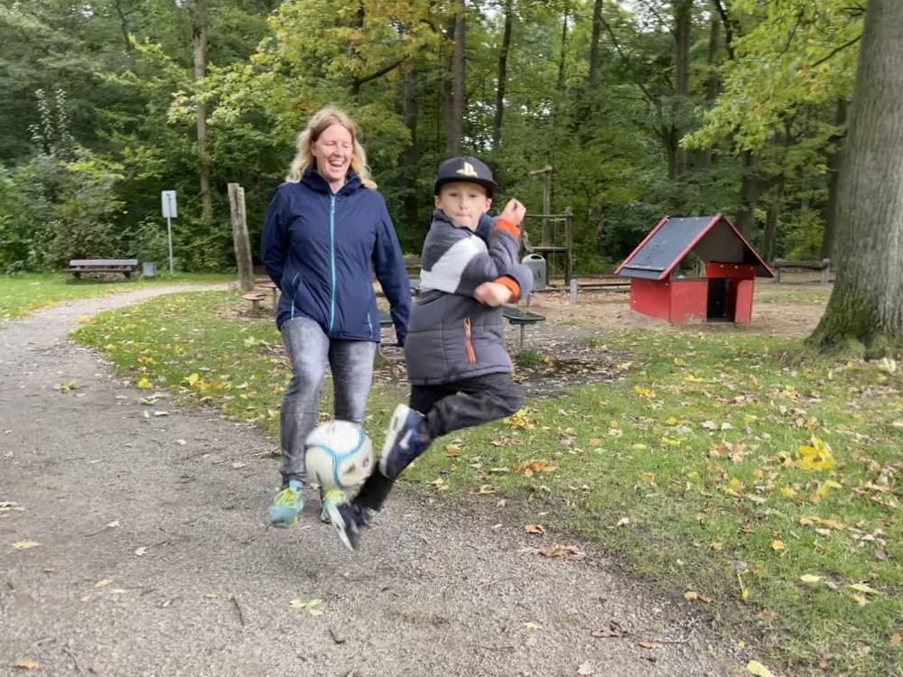 Patin Sylvia Petschke und Patenkind Noah haben Spaß, wenn sie zusammen sind.