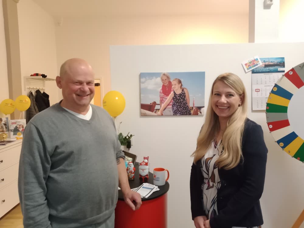 Pate Georg Riemer besuchte Cassandra Fee Berndt am Tag der offenen Tür im Büro von mitKids.