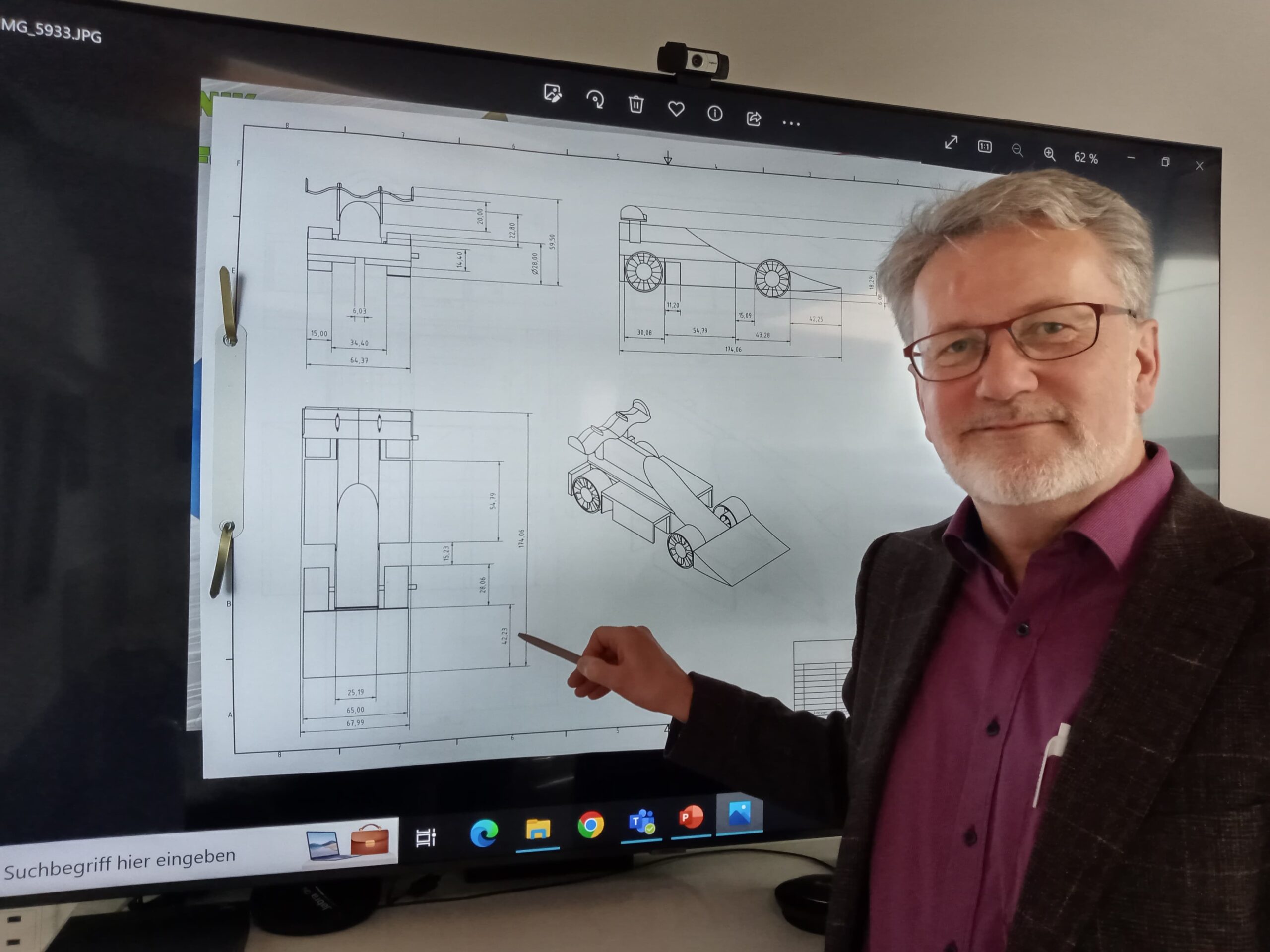 Dietmar Strelow ist begeistert von der technischen Zeichnung des Frontspoilers, die das Team Parrot Racer der Oberschule Langen angefertigt hat.