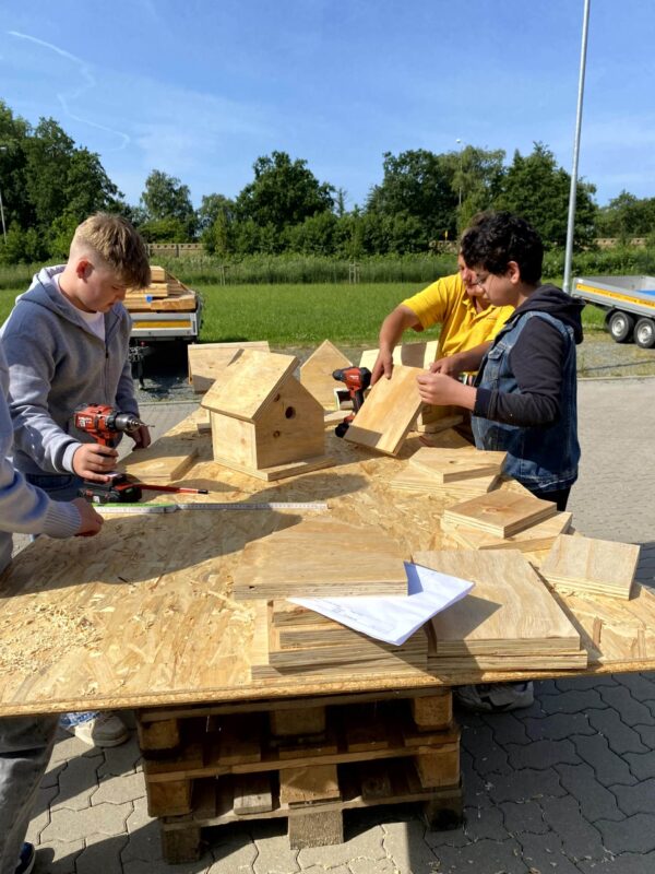 Handwerk kann man nicht nur über Theorie vermitteln, deshalb bauten die Jugendlichen bei Sowade Vogelhäuser.