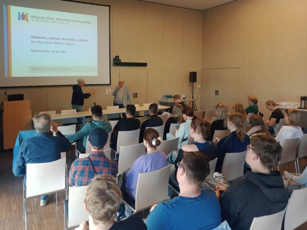 Die Teilnehmer der LEADER-Woche im Austausch mit unserem Netzwerk Schule, Wirtschaft und Wissenschaft