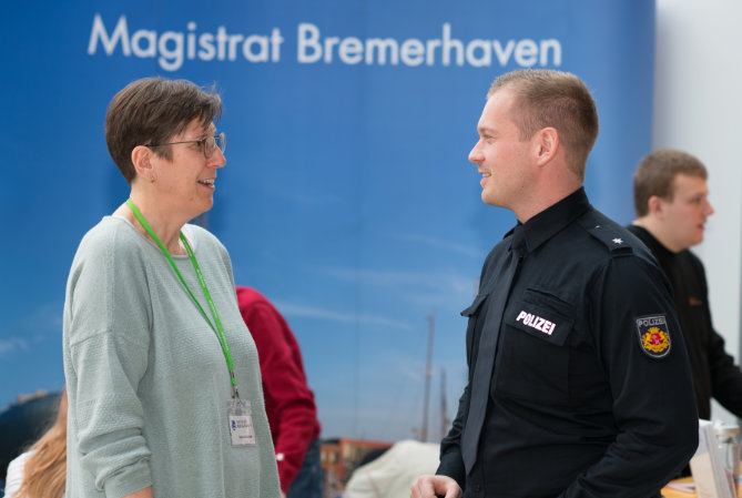 Für Sylvia Schröder (Magistrat) und Tom Kurzweg (Polizei) hat es sich gelohnt, als Aussteller auf der vocatium zu sein.